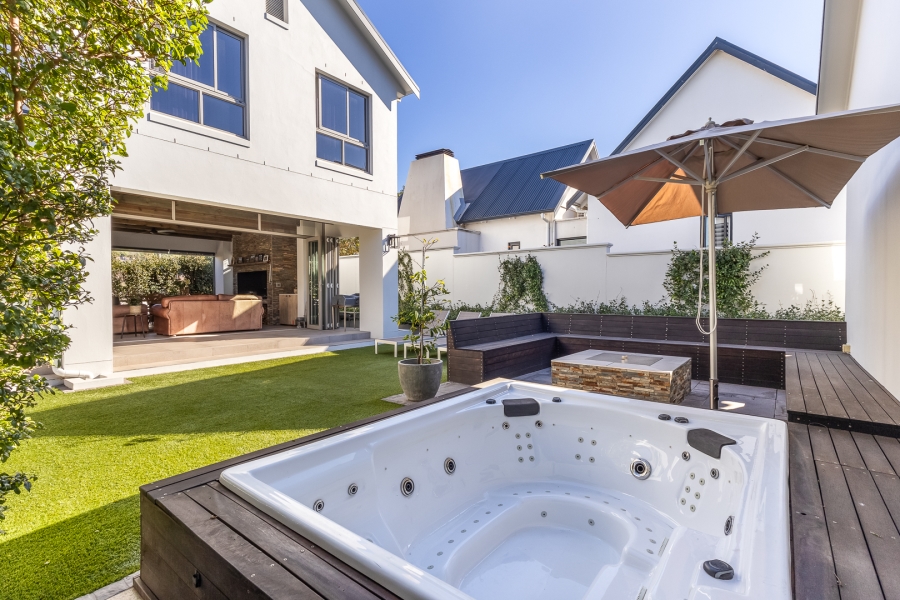 4 Bedroom Property for Sale in Lemoenkloof Western Cape